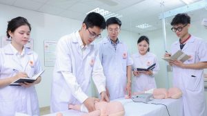 Cơ hội việc làm của bác sĩ đa khoa khá rộng mở với nhiều hướng phát triển trong lĩnh vực y tế